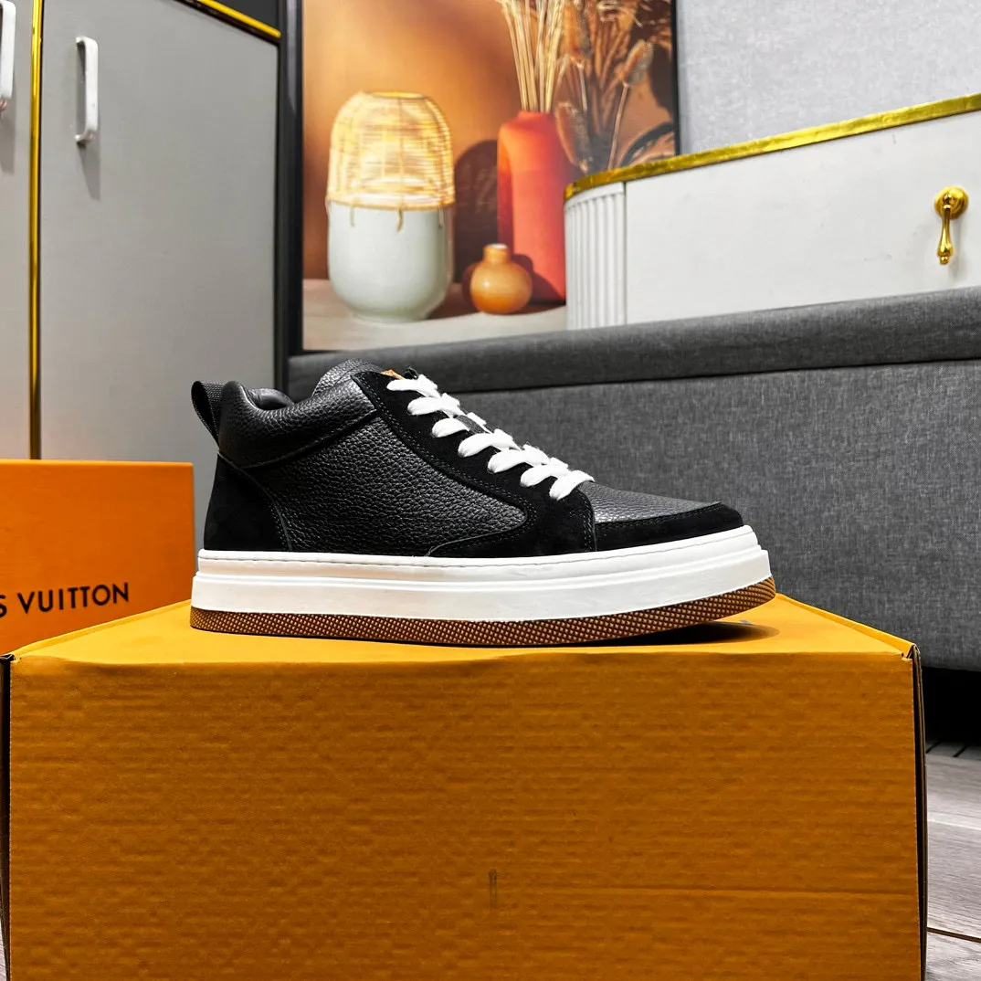 Factory price: 460💰LV's new casual high-top men's shoes👉 👉 Fashionable and versatile, 💞 Simple and elegant style, 🔊 The fabric is made of imported cowhide, ☑️breathable mesh lining, original wear-resistant rubber outsole, exclusive new style, taken in kind, five colors available, code number: 38-44, (45 can be customized)